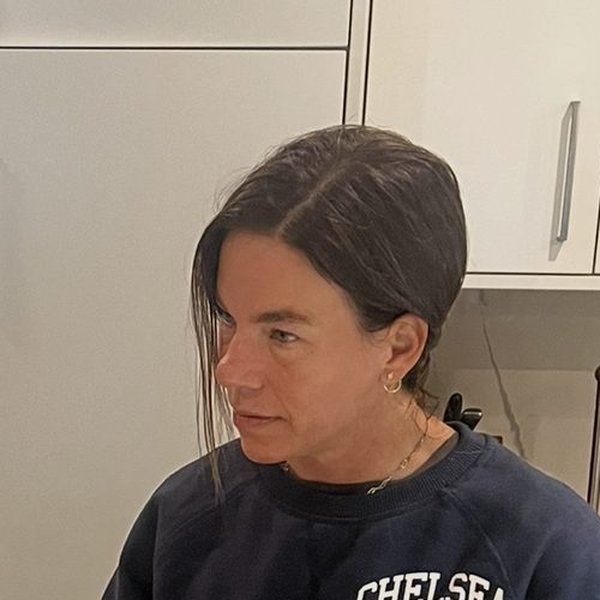 Heather Cardiff preparing organic vegetables in the kitchen
